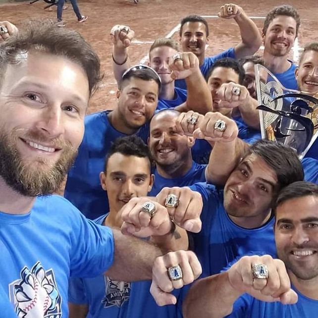 Los jugadores y una selfie para mostrar los merecidos anillos.