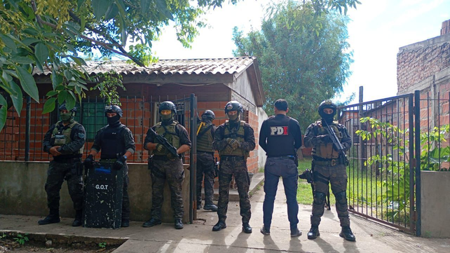 Personal policial monta guardia en uno de los domicilios allanados ayer en San Lorenzo