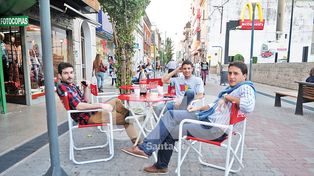 Pura juventud copa las calles del microcentro en las tardes