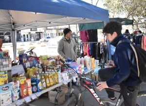 Al compás de la crisis económica, crece el fenómeno del trueque frente al Hospital Iturraspe