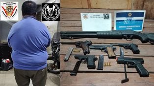 Las armas secuestradas en el operativo.&nbsp;(URII)