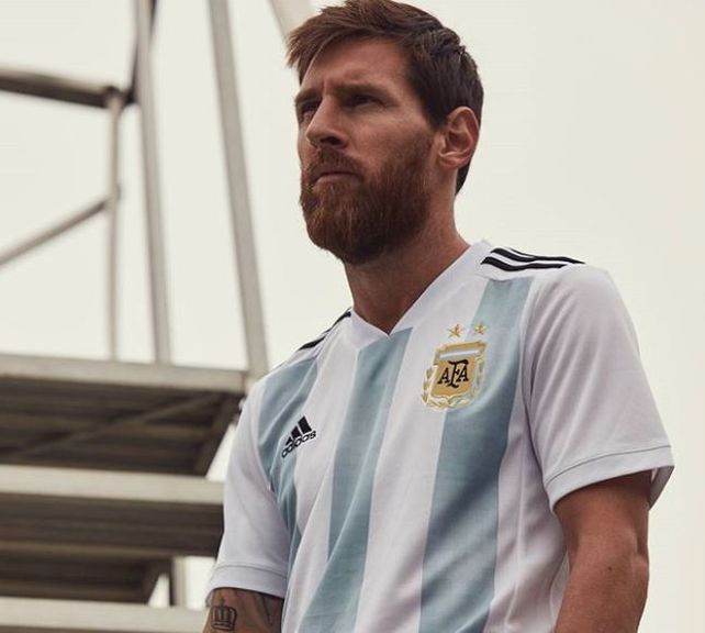 Messi presentó la nueva camiseta argentina que utilizará la selección en el Mundial
