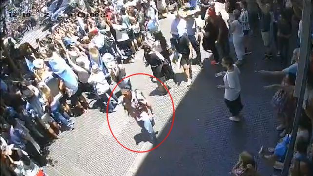 La imagen del hombre que arrojó una botella contra el vehículo que trasladaba al presidente Javier Milei.