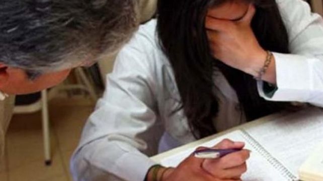 Denunció que un profesor la desaprobó porque se negó a tener sexo