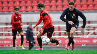 Walter Mazzantti corre tras la pelota en el amistoso entre Newells e Independiente. Es una fija de titular.