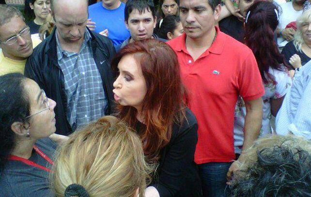 Cristina conversa con los afectados por el temporal en La Plata.