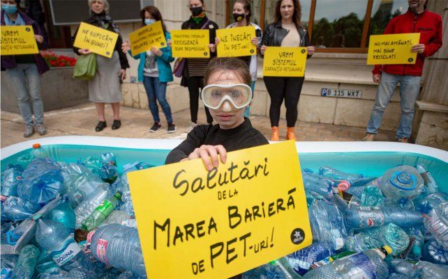 Un activista sostiene una pancarta que dice