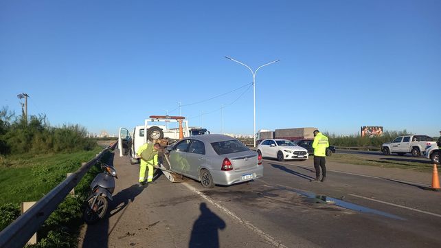 Un accidente entre dos autos y una moto generó un caos de tránsito en la autopista Santa Fe - Rosario