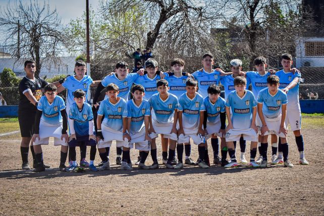 Décima de Banco. Omar y Bustos Lucas, Díaz Agustín, Duran Thiago, Sucre Santiago, Arancibe Bautista, Castro Bruno, Gómez Santiago, Ríos Ismael, Lastorta Juan Ignacio, Pellegrini Tomás, Don Laureano, Carabajal Zahir, Escalante Ian, Cortes Bruno, Gómez Pedro, Botta Facundo. Tomas Antoniutti Yelin (DT), Diego Balbo (ayudante) y Pablo Díaz (PF).   