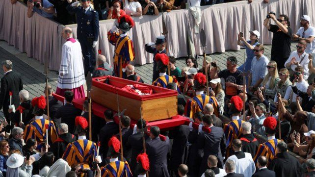 El cuerpo del papa Francisco en la Basílica de San Pedro El cuerpo del papa Francisco en la Basílica de San Pedro