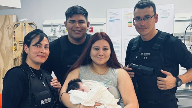 Final feliz. Agentes de la Policía de Acción Táctica junto a Felipe y su mamá tras el complejo trance que afrontaron todos.&nbsp;
