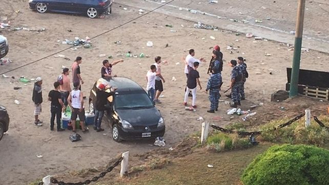 incidentes. Jóvenes y policías se enfrentaron en Buenos Aires y playa.
