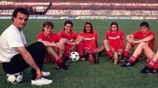Bielsa, sus clásicas zapatillas Topper de lona, y los pibes que cambiaron gran parte de la historia del club.