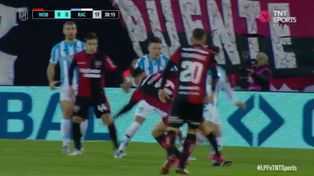 Pisotón de Mansilla a Mena. Newells pudo quedarse con uno menos al final del primer tiempo.