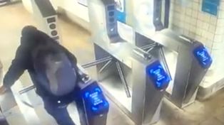 Intentó saltar el molinete del metro de Nueva York, se partió el cuello y murió