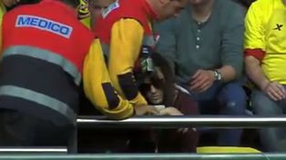 De un pelotazo, Messi desmayó a una fan del equipo rival