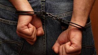 Lo condenaron a diez años de prisión por abusar de la hija de su concubina
