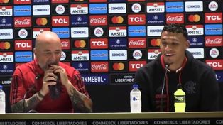 El Zurdo Sampaoli utilizó sus dientes para tratar de abrir la botella. (Imagen de video)