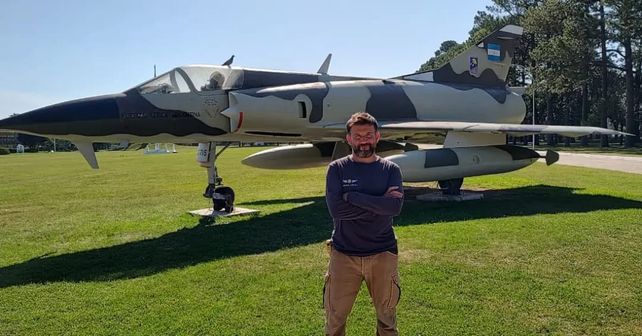 Foto gentileza de Ezequiel Martel. El egresado del Liceo posa frente al avión, finalmente restaurado
