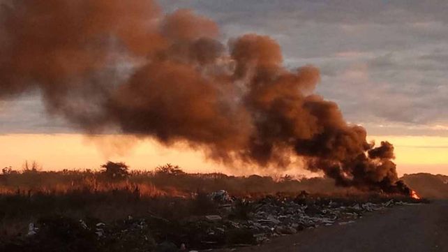 Amanece en Colonia Avellaneda y arde el basural. Foto: UNO/Tirso Fiorotto