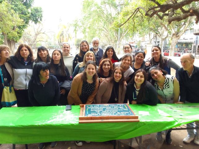 Parte del equipo docente y del colectivo “Barrios por la memoria” que participó de la confección de la baldosa.