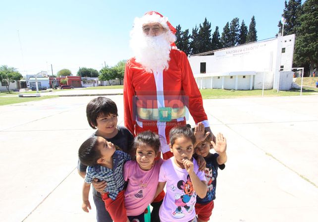 Pap Noel necesita ayuda para repartir alegr a en San Agust n