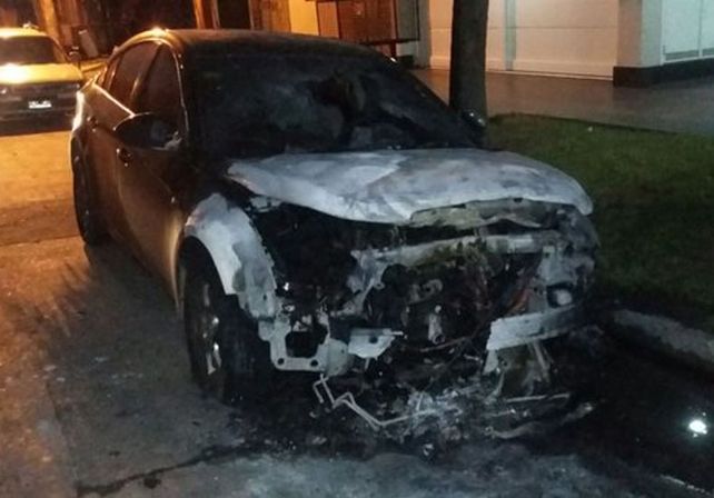 el Chevrolet Cruze incendiado esta madrugada./ gentileza @Veroensinas.