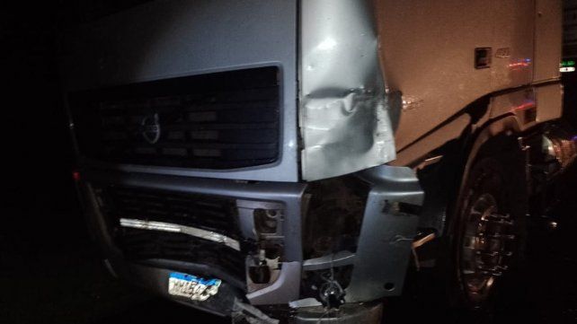&nbsp;Un auto y un camión