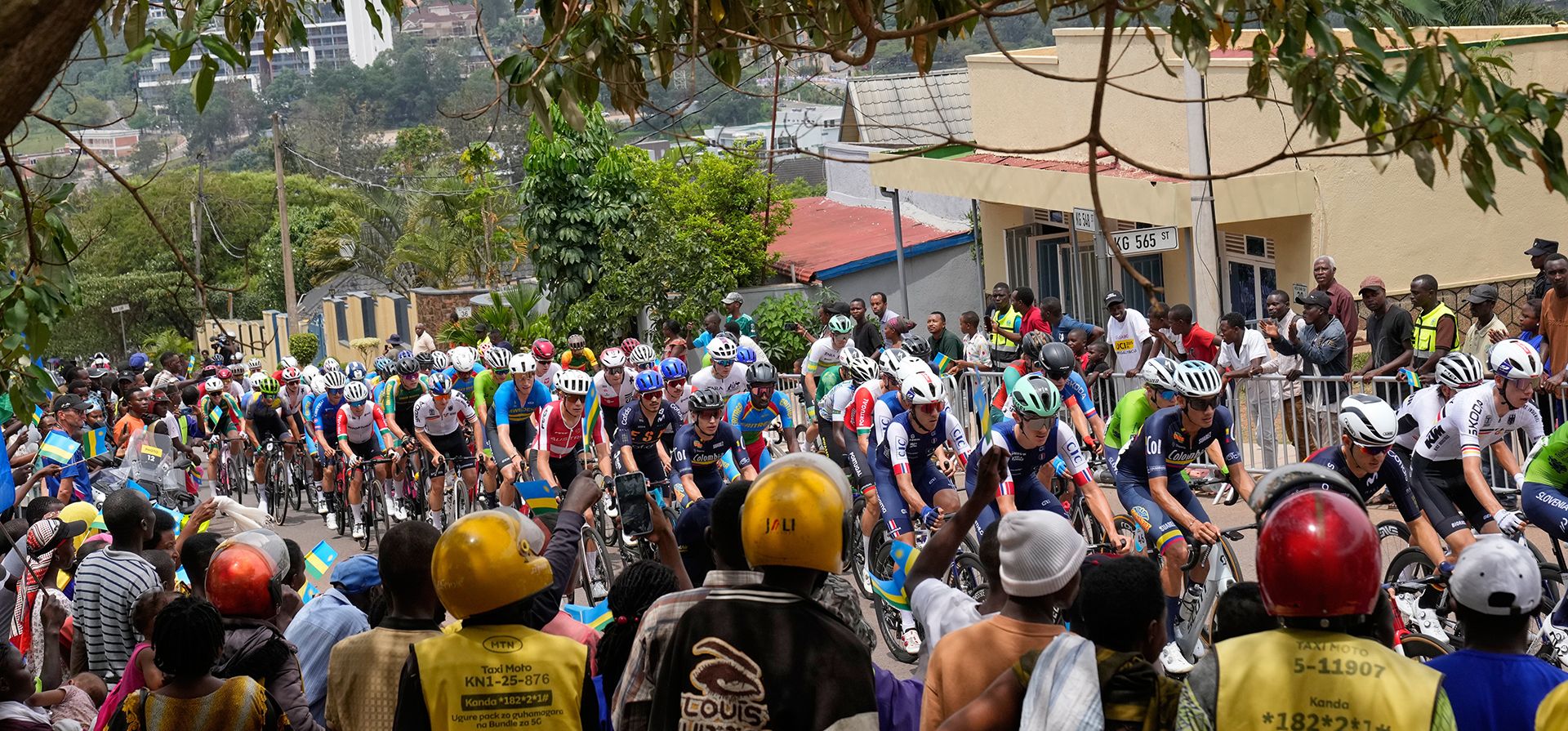 Un grupo de ciclistas avanza durante la carrera de ruta masculina sub-23, en el Campeonato Mundial de Ciclismo de Ruta en Kigali, Ruanda, el viernes 26 de septiembre de 2025. (Foto AP/Jerome Delay) Un grupo de ciclistas avanza durante la carrera de ruta masculina sub-23, en el Campeonato Mundial de Ciclismo de Ruta en Kigali, Ruanda, el viernes 26 de septiembre de 2025. (Foto AP/Jerome Delay)
