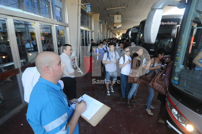 Viajes a Paraná: las empresas agregan refuerzos en horarios picos