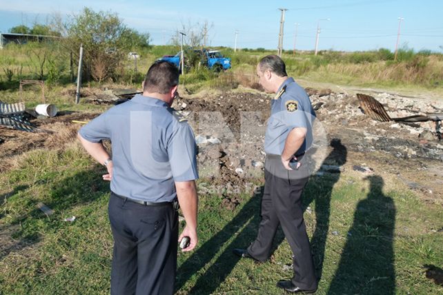 Remueven tierra y buscan cadáveres de un presunto asesino serial
