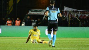 No va más. Mallo quedó tendido y pidió el cambio por una molestia muscular.
