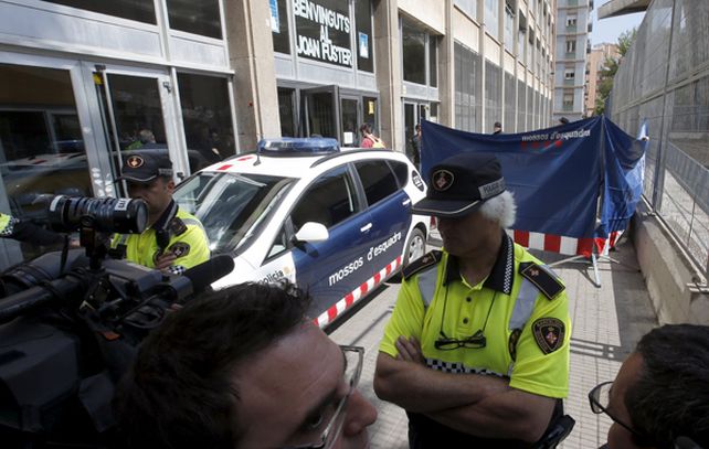 La policía custodia el Instituto Joan Fuster