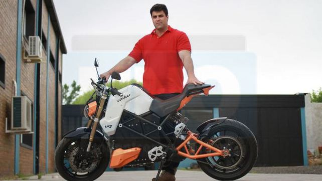 Su joya. El bioingeniero Guillermo Gebhart junto a su creación.
