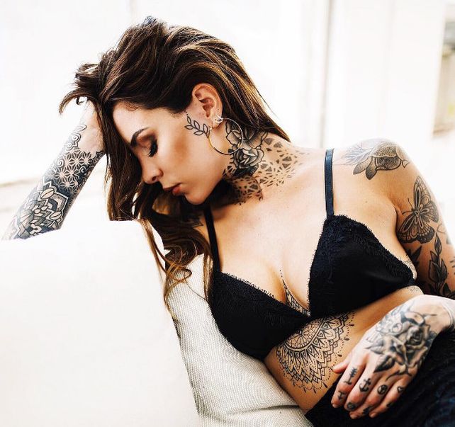 Cande Tinelli se tatuó una sugestiva frase en inglés en una de sus piernas y estalló Instagram
