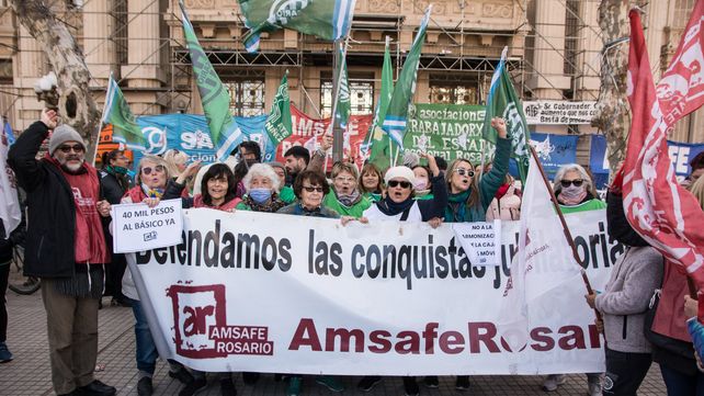 Los maestros públicos y privados evaluaron la adhesión al paro como total y se movilizan este miércoles a Santa Fe.