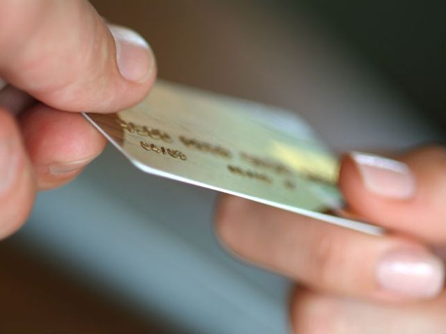 Alertan por recargos indebidos en compras con tarjetas de débito y crédito