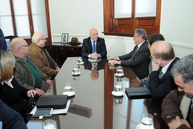 El gobernador y el ministro de la Producción al recibir en Casa de Gobierno a representantes de la Cooperativa de Quinteros.