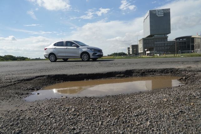 La A012 y autopista con baches. La ruta pasará a administrarla y mantenerla Santa Fe