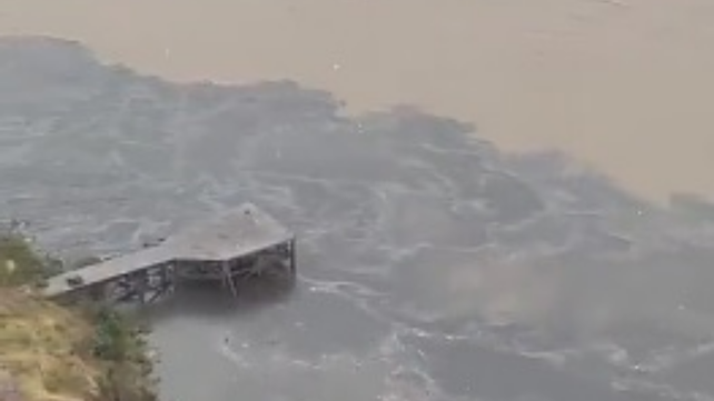 Un video difundido por la Asociación Civil Comunidad Islera reveló la mancha oscura que se forma en el río Paraná frente a Rosario.&nbsp;