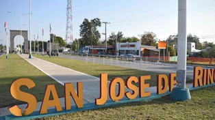 San José del Rincón vio alterada su tranquilidad por un cartel con el que posó el equipo de fútbol del club El Cadi.