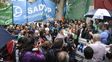 marcha bajo la lluvia. Los maestros públicos y privados unieron el miércoles las plazas 25 de Mayo y San Martín.