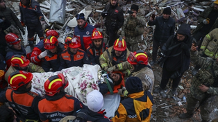 Rescatistas turcos recuperan a un hombre con vida en Hatay, la ciudad turca donde trabaja la brigada argentina.&nbsp;