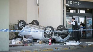 Auto cayó del primer piso en el aeropuerto de Bariloche