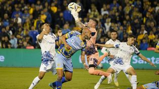 Guido Herrera, la figura en el Gigante, se queda con un centro y Carlos Quintana se pasa. Central no colmó las expectativas ante Talleres.
