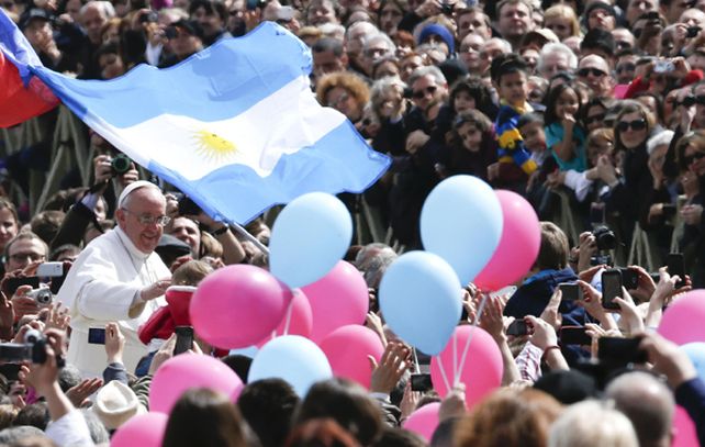El Papa argentino rodeado por la multitud