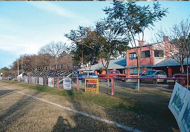 Gradas. Tiene tribunas en ambos lados con capacidad para 5.000 personas.