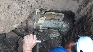 Una constructora tapó el caño maestro de la cloaca con hormigón en pleno centro