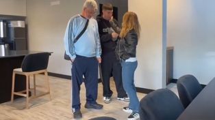 Matías Soulé, futbolista de Roma, sorprendió a sus padres y fue viral en redes sociales.
