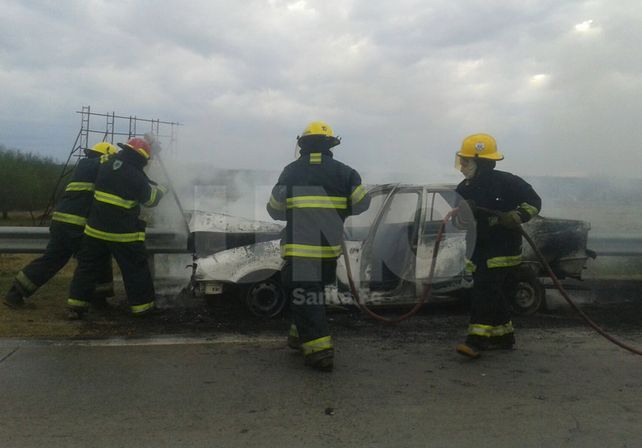 El auto incendiado en Circunvalación y Berutti./ Manuel Testi.